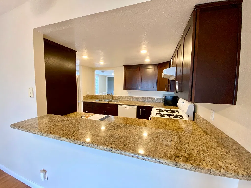 3 bed, 1300 sqft, $5,195 — Photo 3