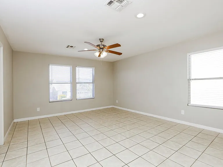 1552 E Maryland Pl — Photo 9