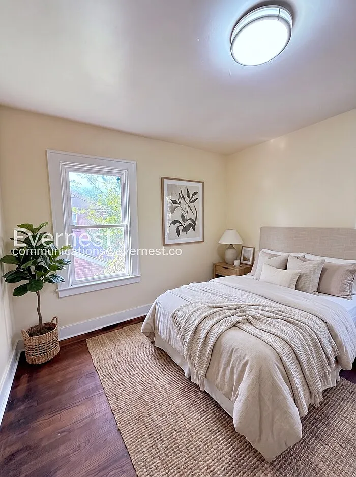 2 bed, 1.0 bath, 2100 sqft, $1,200 — Photo 4