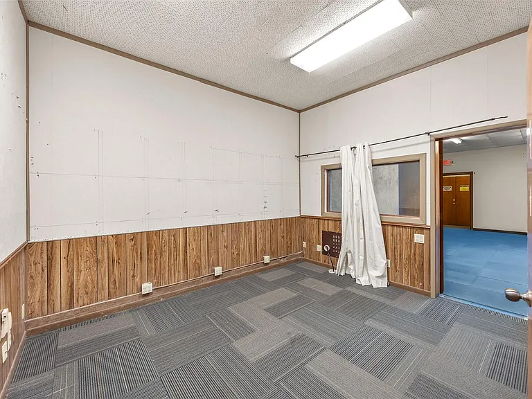 221 E Main St — Photo 15