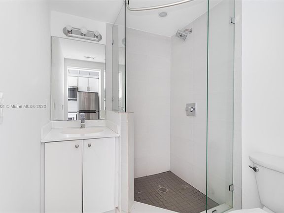 5th image of 1601 Meridian Ave APT 207