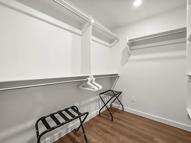 2515 Kenwood Ave — Photo 12