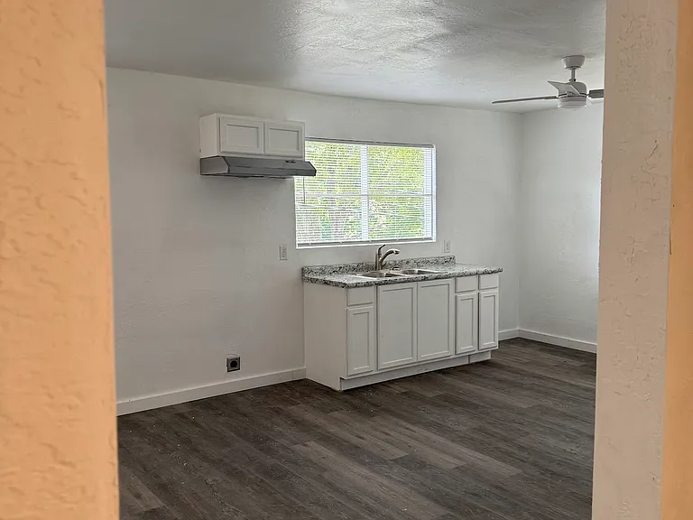2733 Simpson St — Photo 9