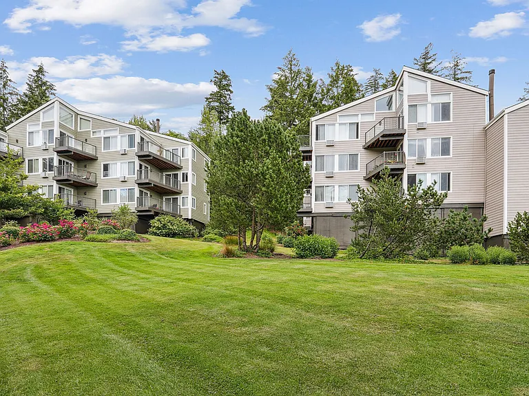 Sunset Summit Apartments — Photo 68