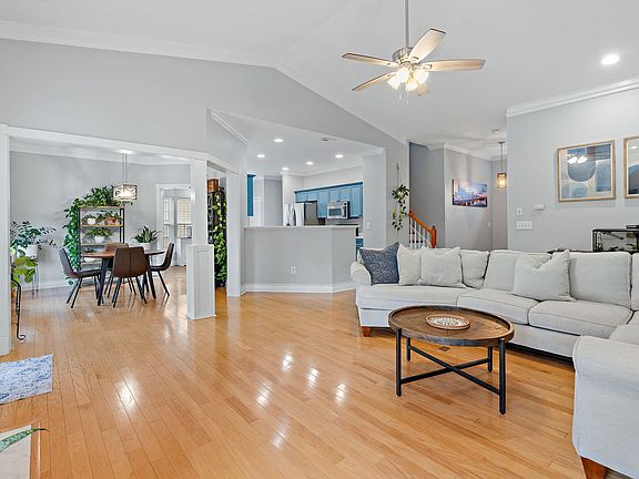 4th image of 1025 Countess Ln