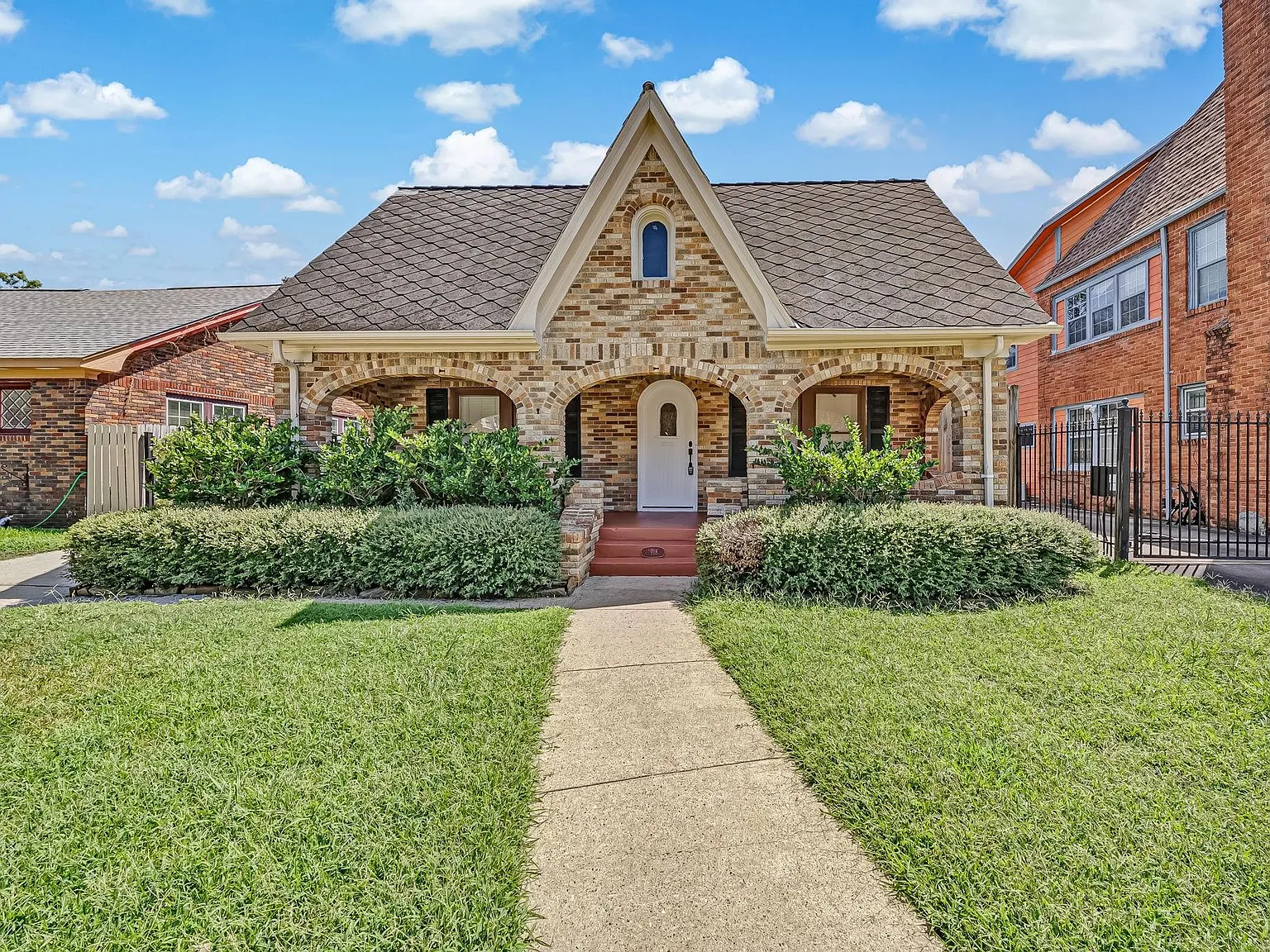 2 bed, 1.5 bath, 1279 sqft, $2,250 — Photo 1