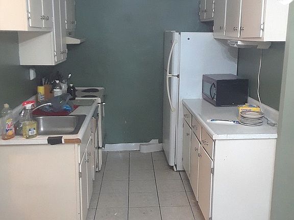 Kitchen and microwave oven 