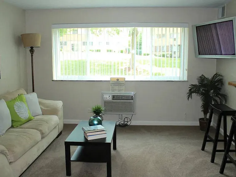 Bel Aire Apartments — Photo 9
