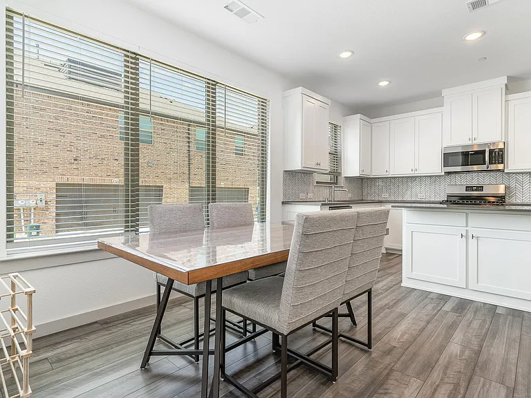 681 Claire Ln — Photo 10