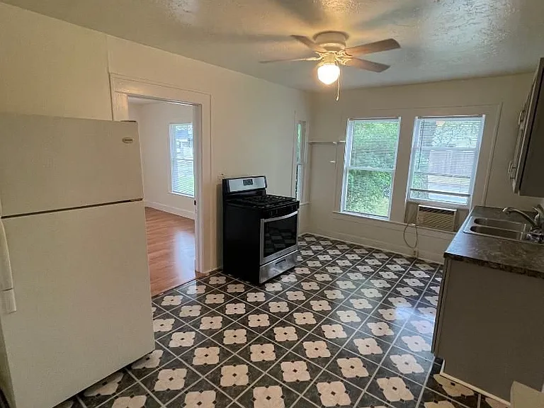 419 N Flood Ave — Photo 4