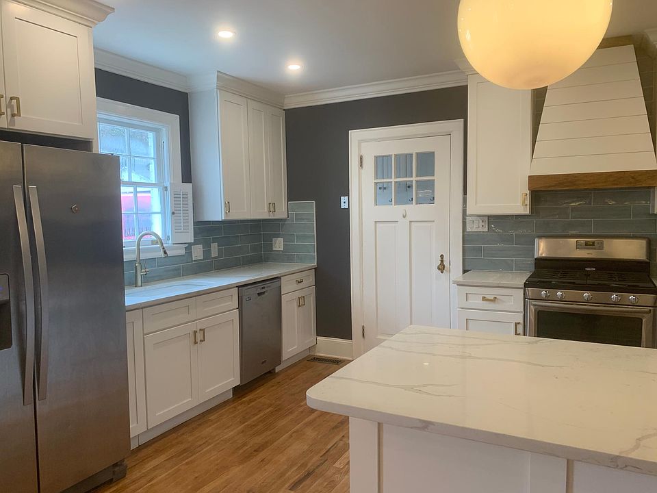 Kitchen with quartz countertop