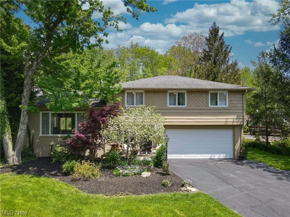 30 Skyline Dr, Moreland Hills, OH 44022