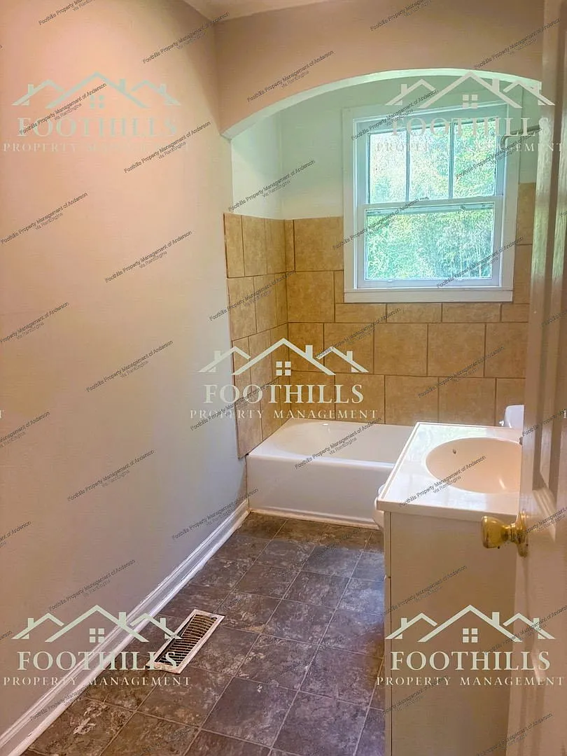 2 bed, 1.0 bath, 914 sqft, $925 — Photo 3