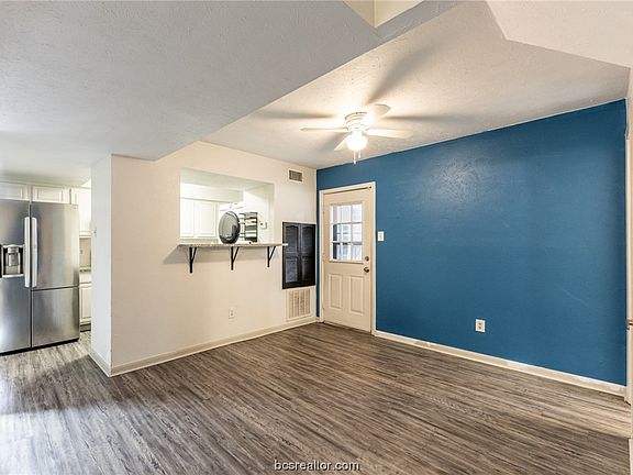 4th image of 2411 De Lee St APT 23