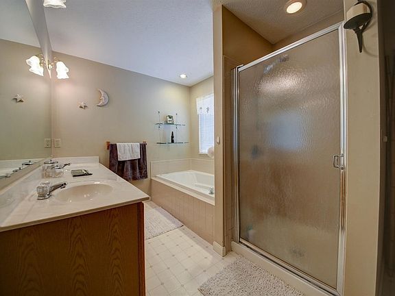 5th image of 1042 Apple Blossom Dr