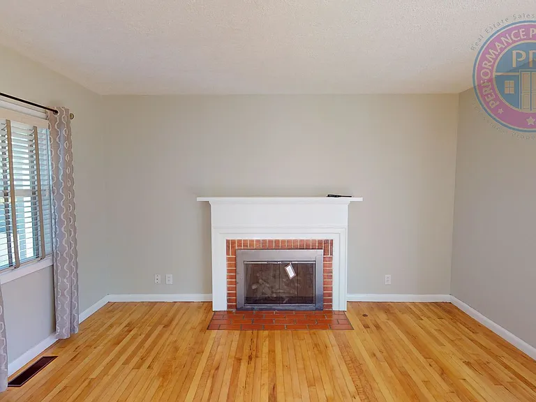 830 NE Sunrise Ln — Photo 5