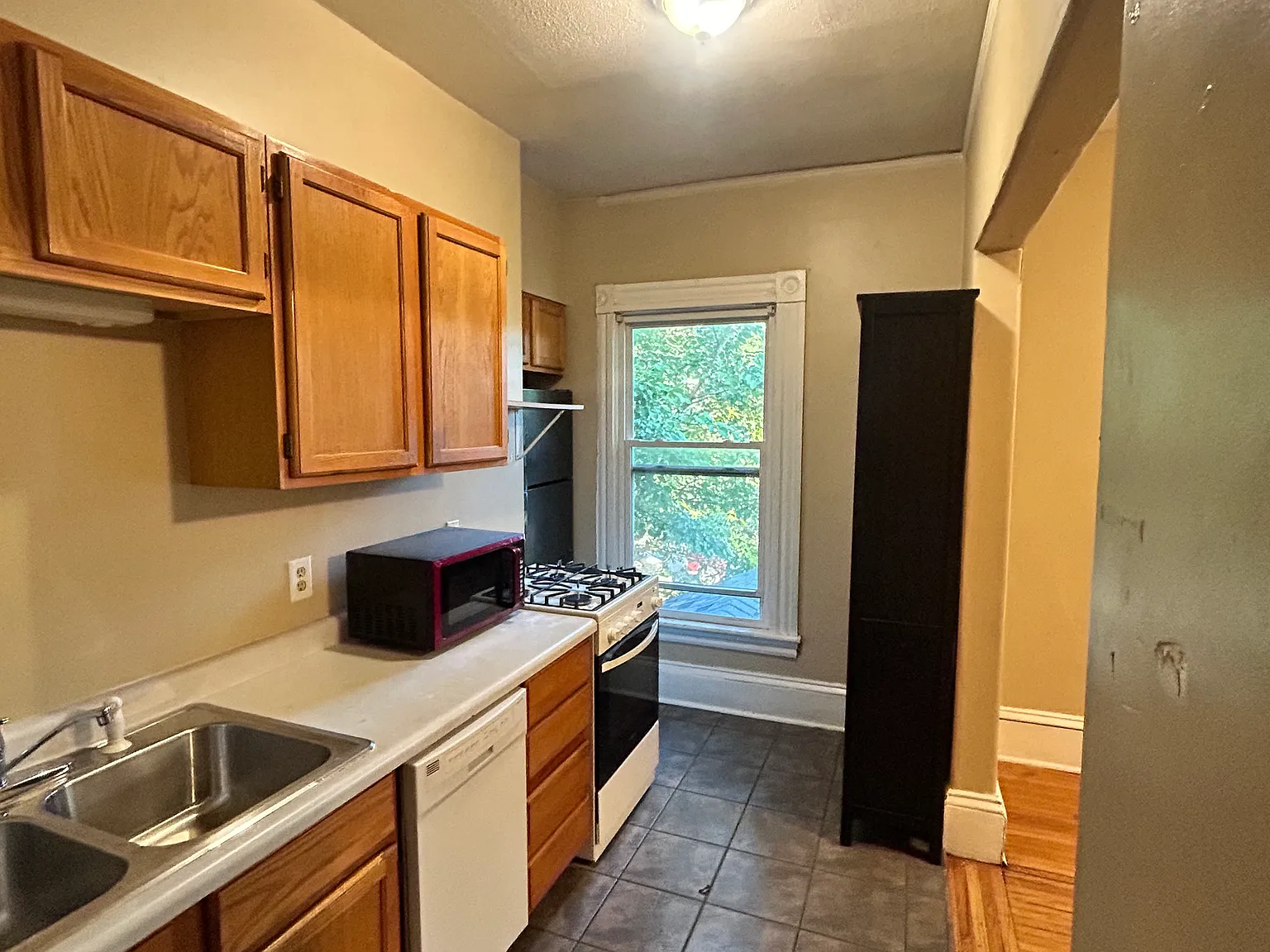 3 bed, 1900 sqft, $2,150 — Photo 2