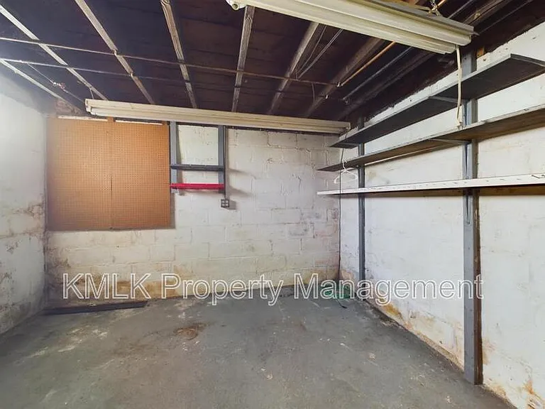 524 Allyn St — Photo 55