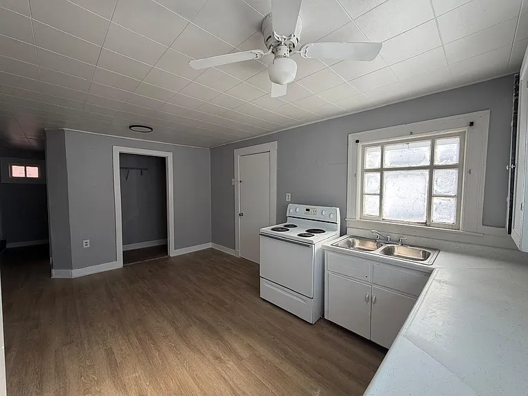 533 W Greene St — Photo 9