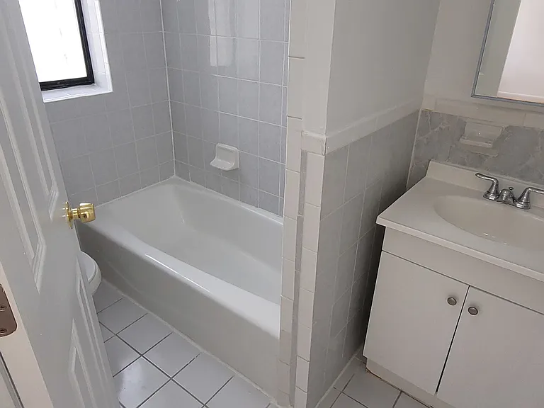 3230 Steuben Ave #DI — Photo 9