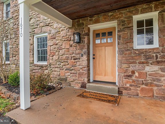 3rd image of 1670 Salem Cir