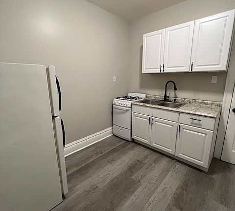 2nd image of 124 1/2 E Sibley St #36