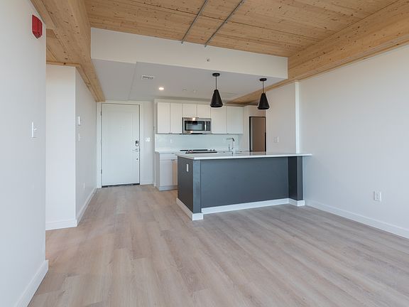 3rd image of 11-13 E Lenox St #605