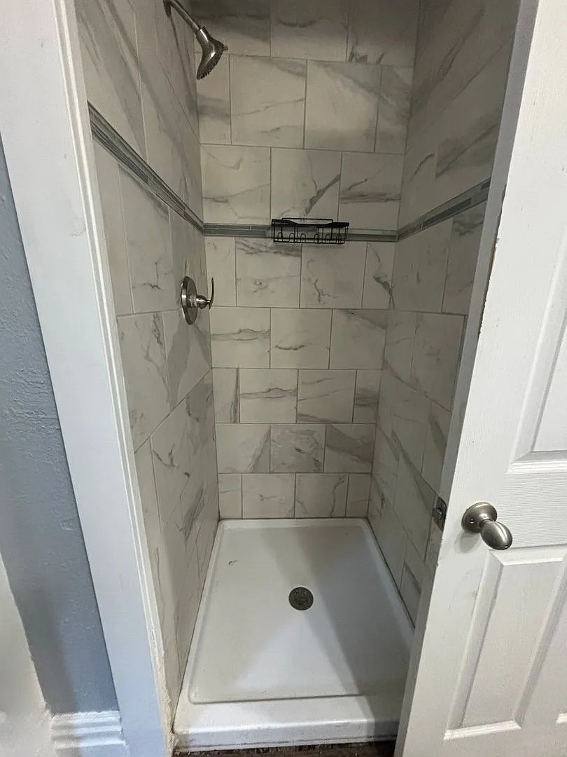 Large 4 bedroom 2 bathroom House — Photo 3
