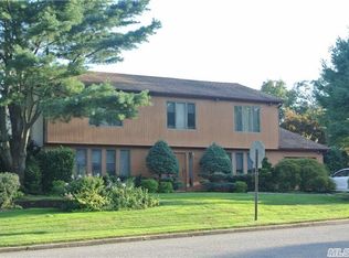 57 Stonehurst Ln, Dix Hills, NY 11746