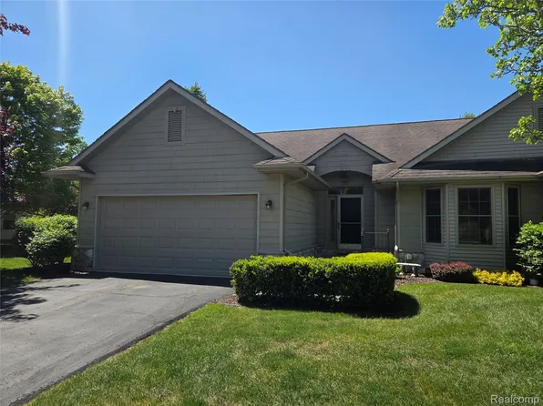 6102 Doveplum Dr, Brighton, MI 48116
