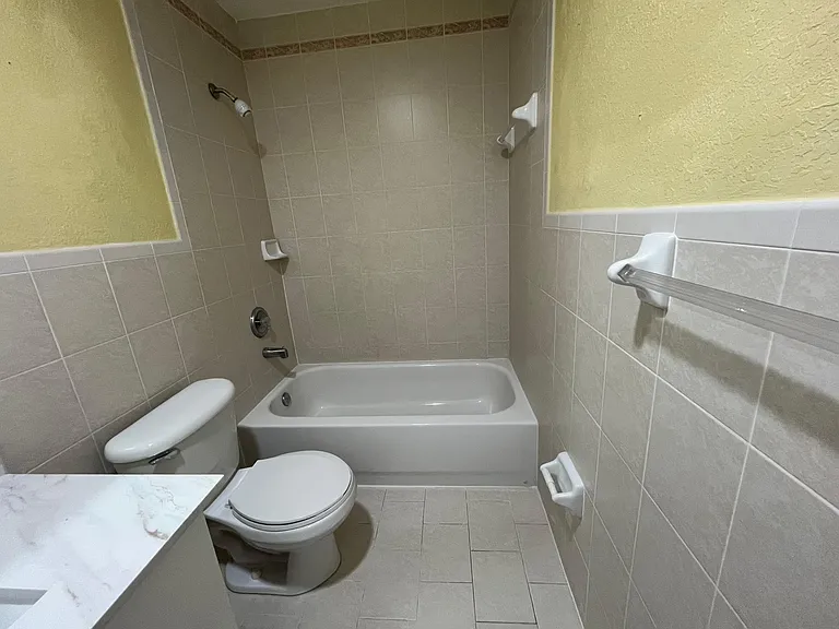 First bathroom on the upper floor (picture 2)