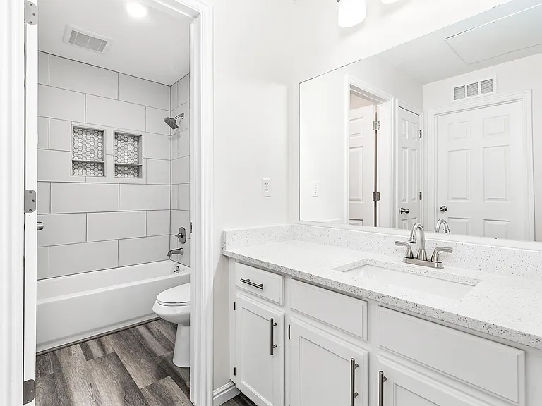 205 N Geneva Rd #13 — Photo 17