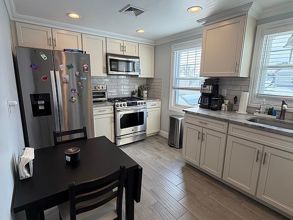 4th image of 337 2nd St #1