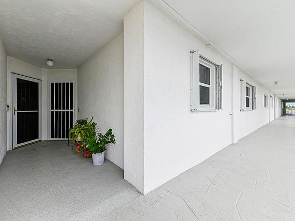 4th image of 301 Lake Shore Drive #402