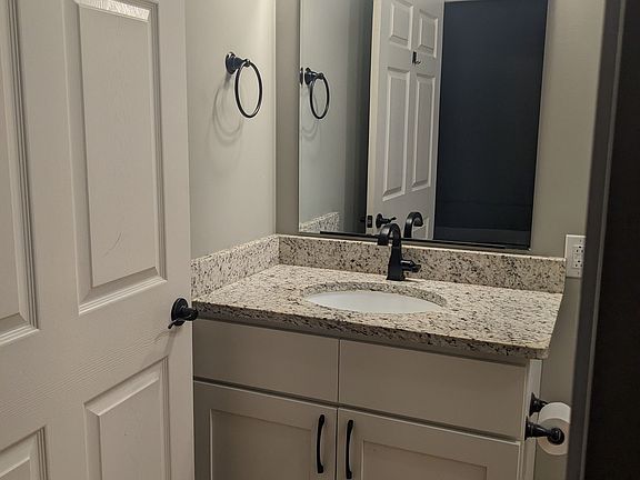 4th image of 811 Broadway St #202