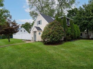 47 Sandpiper Ln, Levittown, NY 11756