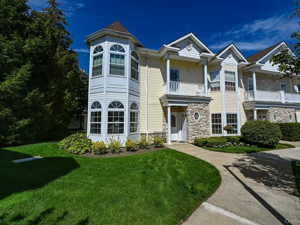 513 Narragansett Villas Drive #513, Lindenhurst, NY 11757