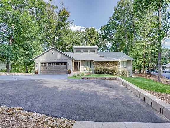 2nd image of 479 Island Pointe Ln