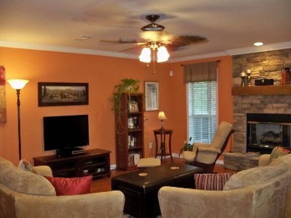 2nd image of 909 Village Gate Cir