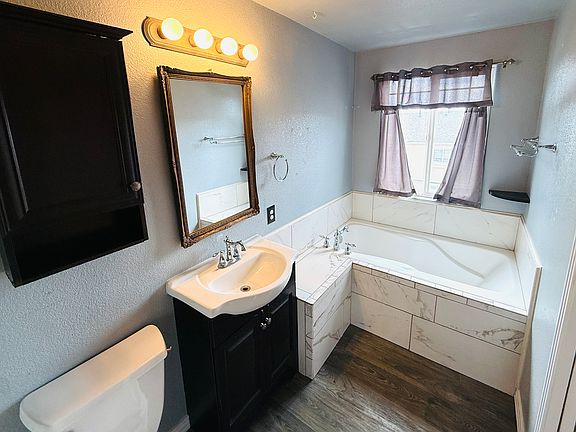 Master Bedroom Bathroom