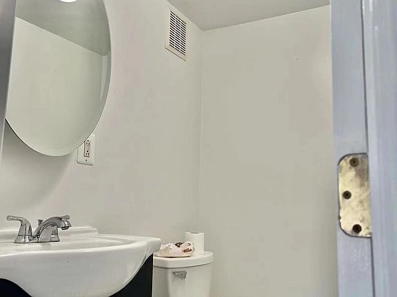 4th image of 4 Bradley Ave #1F