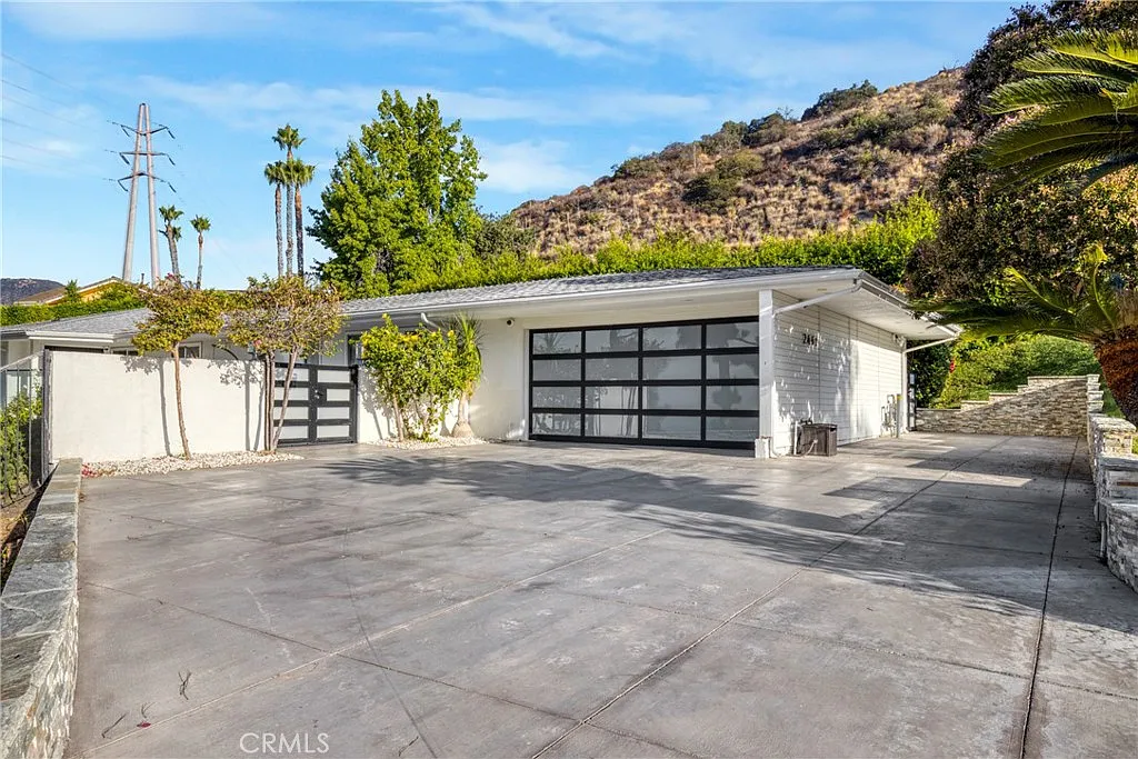 4 bed, 1996 sqft, $8,999 — Photo 3