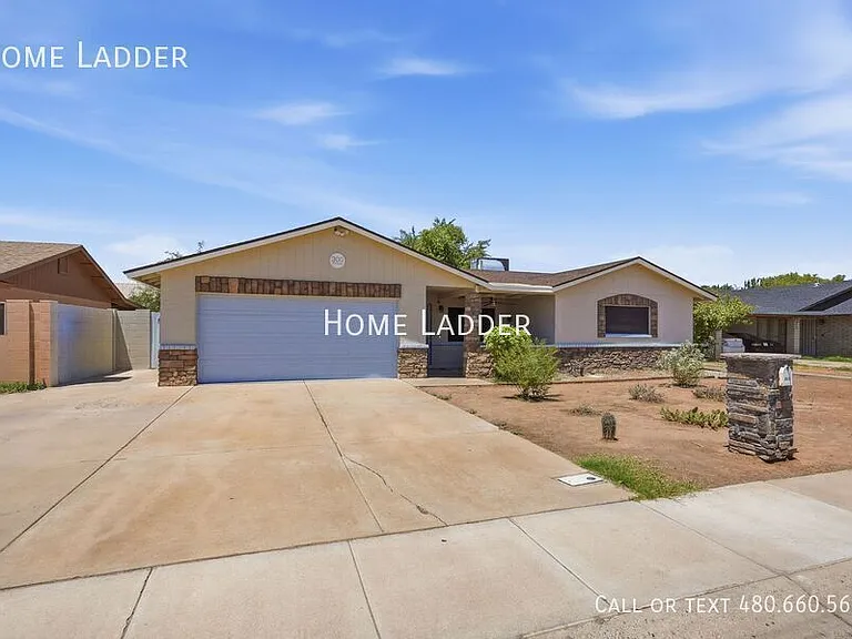 300 S Monterey St — Photo 2