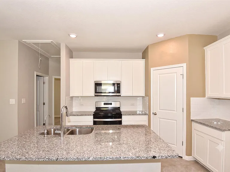 241 Serpens St — Photo 4