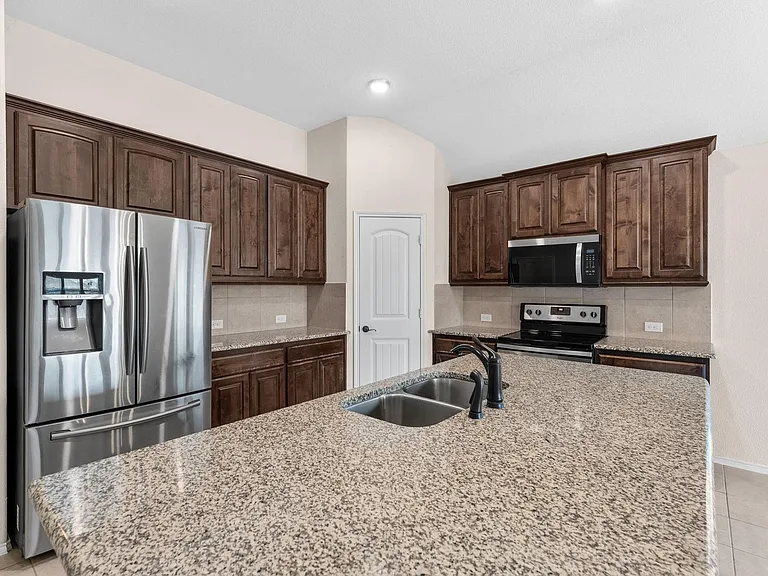 2120 Blakely Ct — Photo 10