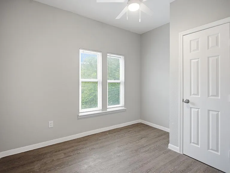 611 Carpenter Ave #201 — Photo 8