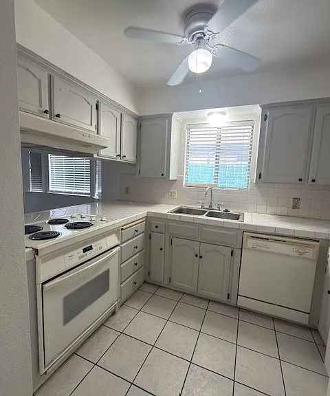 4335 N Ellendale Ave — Photo 3
