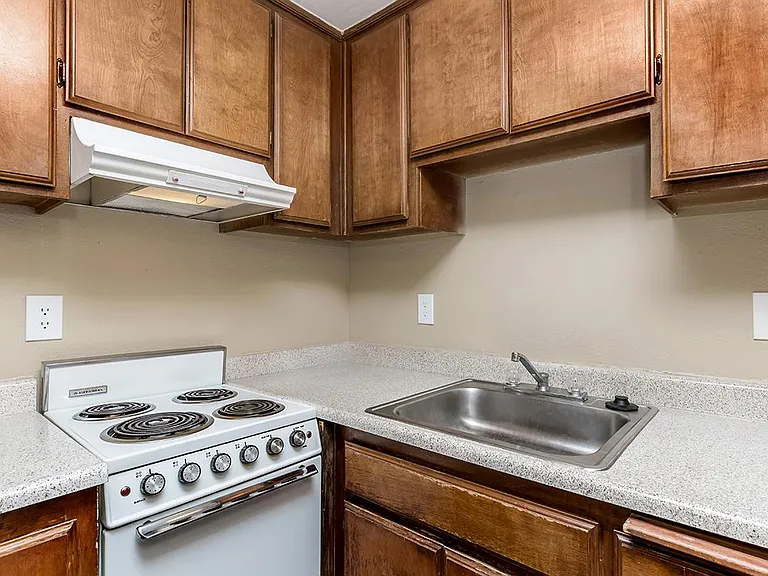 WELL-EQUIPPED KITCHEN