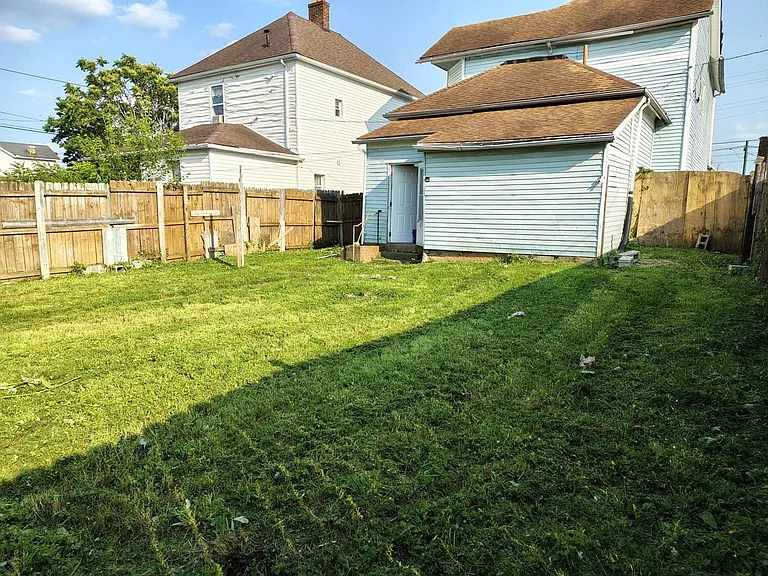 2241 E 3rd St — Photo 32