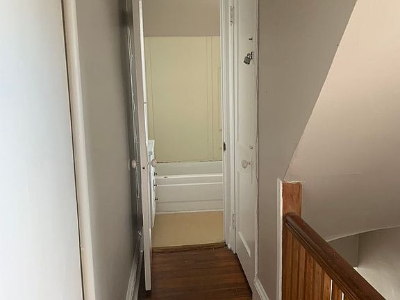 3rd image of 901 Salem Ave
